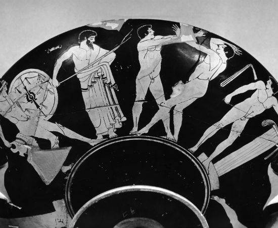 Fazer uso de substâncias que aumentam a força e a resistência física não é hábito exclusivo da modernidade. Relatos do escritor grego Philostratus apontam que desde a primeira Olimpíada, em 776 a.C, os atletas bebiam chás com várias ervas e comiam cogumelos para alcançar maior rendimento nas competições. Fazer uso de substâncias que aumentam a força e a resistência física não é hábito exclusivo da modernidade. Relatos do escritor grego Philostratus apontam que desde a primeira Olimpíada, em 776 a.C, os atletas bebiam chás com várias ervas e comiam cogumelos para alcançar maior rendimento nas competições.