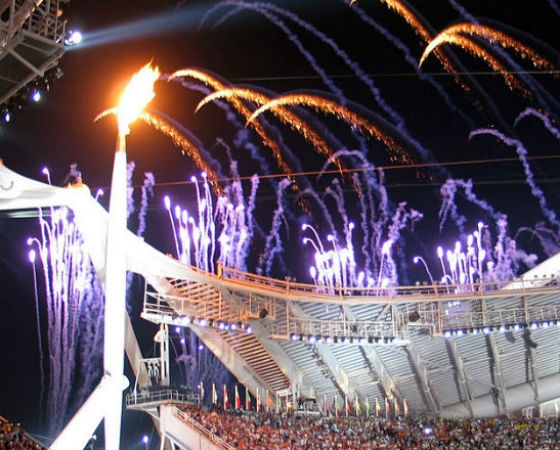 Durante os Jogos Olímpicos em Olímpia, mantinha-se aceso um fogo enquanto durassem as competições. A cada edição, o campeão da corrida de 200 metros recebia uma tocha acesa e tinha a honra de acender a fogueira. Ali eram colocadas as patas e os ossos dos 100 bois sacrificados para Zeus. A tradição (de manter uma chama acesa, não a dos sacrifícios, é claro) foi reintroduzida nos jogos de 1928. Durante os Jogos Olímpicos em Olímpia, mantinha-se aceso um fogo enquanto durassem as competições. A cada edição, o campeão da corrida de 200 metros recebia uma tocha acesa e tinha a honra de acender a fogueira. Ali eram colocadas as patas e os ossos dos 100 bois sacrificados para Zeus. A tradição (de manter uma chama acesa, não a dos sacrifícios, é claro) foi reintroduzida nos jogos de 1928.