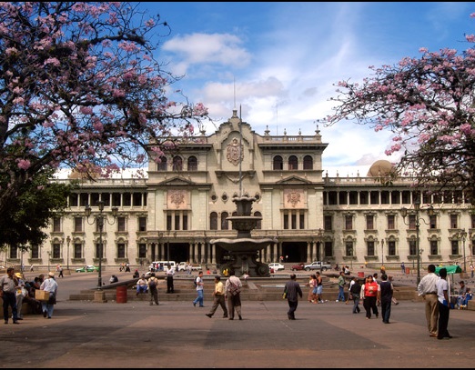 A primeira vez que os Estados Unidos ajudaram a instalar uma ditadura em nosso continente foi na Guatemala, em 1954 - 10 anos antes da ditadura brasileira. O presidente do país, Jacobo Arbenz, foi derrubado pelos militares. Na foto, o Palácio que serve de sede para o Poder Executivo da Guatemala. Foto: Wikimedia Commons