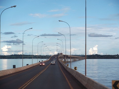 Muitos dos rios brasileiros são de planalto e desaguam no mar, havendo um reduzido número de lagos dentro do território nacional. Por conta dessas características, nosso país tem um grande potencial hidrelétrico. (Foto: Wikimedia Commons) Muitos dos rios brasileiros são de planalto e desaguam no mar, havendo um reduzido número de lagos dentro do território nacional. Por conta dessas características, nosso país tem um grande potencial hidrelétrico. (Foto: Wikimedia Commons)