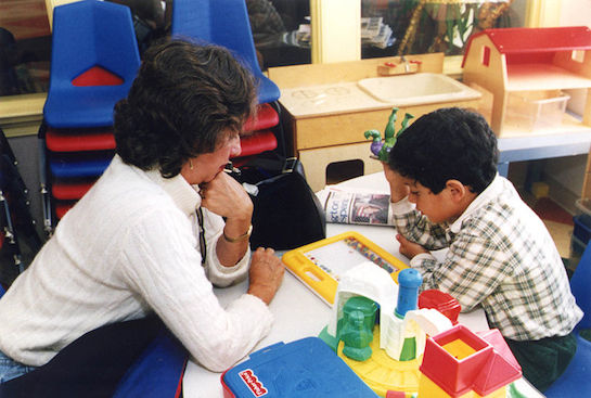 O profissional de pedagogia é responsável por garantir e melhorar a qualidade da educação. Para isso, pode ter que atuar na orientação de professores e estudantes. Essa área exige habilidade de comunicação e resolução de problemas. (Foto: Getty Images) O profissional de pedagogia é responsável por garantir e melhorar a qualidade da educação. Para isso, pode ter que atuar na orientação de professores e estudantes. Essa área exige habilidade de comunicação e resolução de problemas. (Foto: Getty Images)