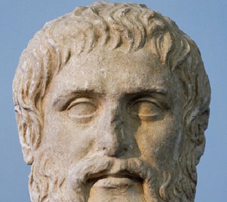 O responsável por apresentar ao mundo os pensamentos de Sócrates. Platão divide seu pensamento entre o mundo sensível (onde vivemos) e o das ideias (acessível somente para a alma). Ele também fundou a Academia, uma escola onde transmitia suas ideias para outros. (Foto: Wikimedia Commons) O responsável por apresentar ao mundo os pensamentos de Sócrates. Platão divide seu pensamento entre o mundo sensível (onde vivemos) e o das ideias (acessível somente para a alma). Ele também fundou a Academia, uma escola onde transmitia suas ideias para outros. (Foto: Wikimedia Commons)