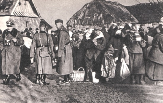 Matem, sem piedade ou misericórdia, todos os homens, mulheres e crianças de origem polonesa, declarou Hitler, em 1939. O número de poloneses mortos também chegou a seis milhões. Cerca de metade não era de origem judia - poloneses católicos (e de outras religiões) também foram mortos. (Foto: Wikimedia Commons Matem, sem piedade ou misericórdia, todos os homens, mulheres e crianças de origem polonesa, declarou Hitler, em 1939. O número de poloneses mortos também chegou a seis milhões. Cerca de metade não era de origem judia - poloneses católicos (e de outras religiões) também foram mortos. (Foto: Wikimedia Commons