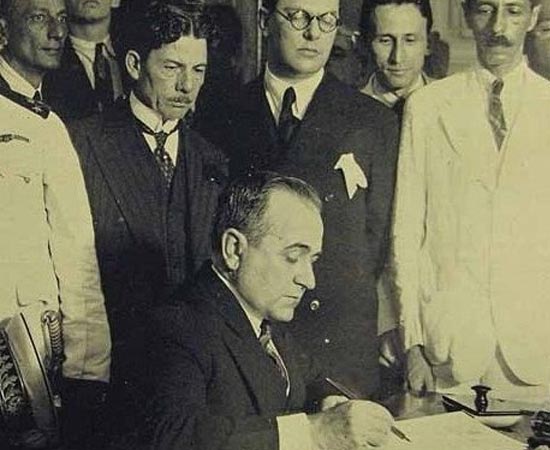 PRIMEIRO GOVERNO VARGAS - Estude sobre o governo provisório, o governo constitucional e o Estado Novo. PRIMEIRO GOVERNO VARGAS - Estude sobre o governo provisório, o governo constitucional e o Estado Novo.