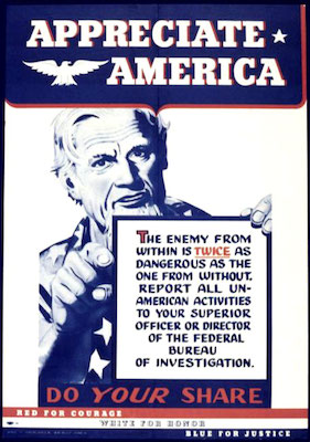 O inimigo que vem de dentro é duas vezes mais perigoso que o inimigo que vem de fora. Reporte todas as atividades não-americanas ao seu superior ou diretor do Federal Bureal of Investigation (FBI) diz o cartaz. O envolvimento com o comunismo era considerado uma atividade não-americana e deveria ser denunciado. O inimigo que vem de dentro é duas vezes mais perigoso que o inimigo que vem de fora. Reporte todas as atividades não-americanas ao seu superior ou diretor do Federal Bureal of Investigation (FBI) diz o cartaz. O envolvimento com o comunismo era considerado uma atividade não-americana e deveria ser denunciado.