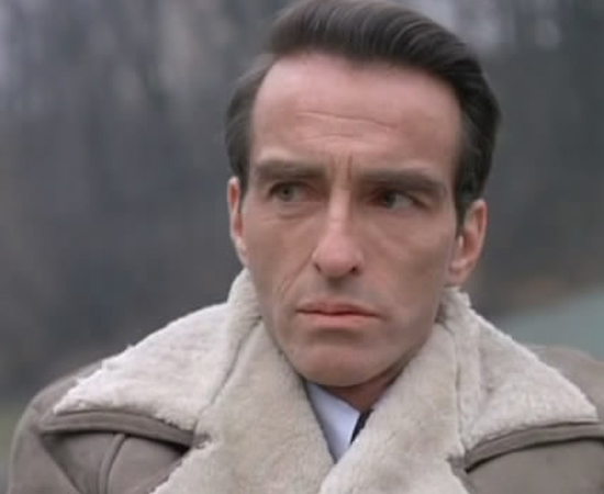 No filme TALVEZ SEJA MELHOR ASSIM (1966), o físico americano James Bower é chantageado pela CIA para conseguir um microfilme de um cientista russo. Para cumprir a missão, ele viaja para a Alemanha Oriental. No filme TALVEZ SEJA MELHOR ASSIM (1966), o físico americano James Bower é chantageado pela CIA para conseguir um microfilme de um cientista russo. Para cumprir a missão, ele viaja para a Alemanha Oriental.