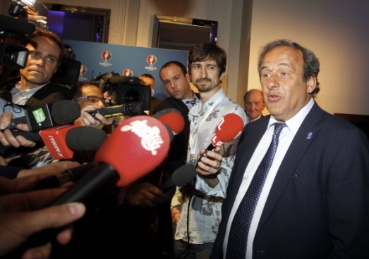 A migração dos leitores para sites e a inexistência de uma fórmula para se gerar receita em veículos on-line fazem as empresas com foco na mídia impressa patinar. Quem paga o pato são jornalistas, cada vez mais sobrecarregados. Com a crise, os salários pagos também são baixos. (Imagem: Getty Images) A migração dos leitores para sites e a inexistência de uma fórmula para se gerar receita em veículos on-line fazem as empresas com foco na mídia impressa patinar. Quem paga o pato são jornalistas, cada vez mais sobrecarregados. Com a crise, os salários pagos também são baixos. (Imagem: Getty Images)