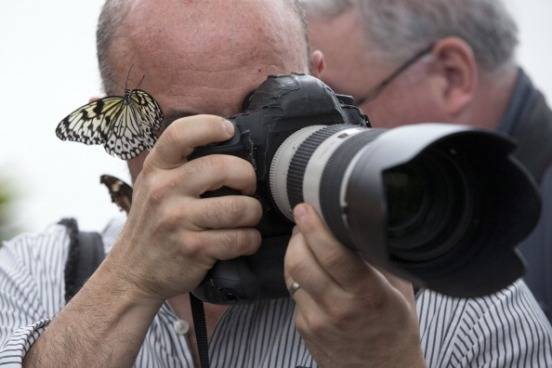 Com a populariza&ccedil;&atilde;o das c&acirc;meras port&aacute;teis, este profissional viu a retra&ccedil;&atilde;o do mercado de trabalho. Quando empregado, sobre com sobrecarga de demandas. (Imagem: Getty Images)