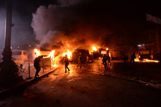 A população do lado ocidental do país, que estava do lado da União Europeia, reagiu com violência ao acordo. Ocupou o prédio da prefeitura de Kiev e a Praça da Independência. O governo reprimiu fortemente as manifestações, o que só aumentou a tensão na capital ucraniana. <br><br>Depois de uma tentativa fracassada de um acordo de paz, Yanukovich deixou a presidência. Um governo interino pró-União Europeia assumiu o poder. (Foto: Wikimedia Commons)