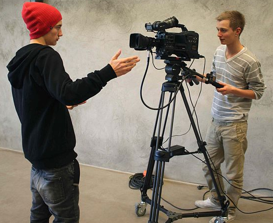 RÁDIO E TV - São as atividades ligadas à criação, à produção, à edição e à direção de programas de rádio e TV. Esse profissional se envolve na elaboração e na veiculação de programas jornalísticos, esportivos ou de variedades, exceto nas atividades reservadas a jornalistas e atores, como reportagem e dublagem. Ele monta a programação da emissora, redige roteiros, produz e edita programas. RÁDIO E TV - São as atividades ligadas à criação, à produção, à edição e à direção de programas de rádio e TV. Esse profissional se envolve na elaboração e na veiculação de programas jornalísticos, esportivos ou de variedades, exceto nas atividades reservadas a jornalistas e atores, como reportagem e dublagem. Ele monta a programação da emissora, redige roteiros, produz e edita programas.