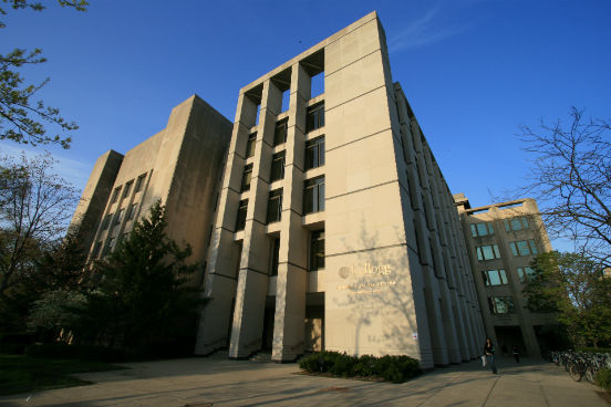 O país que domina o resto do ranking está do outro lado do Atlântico: dos cursos mais bem classificados pela The Economist, grande parte deles é de instituições dos Estados Unidos, ou pelo menos em parceria com elas. Em terceiro lugar está a Kellogg School of Management, que fica em território americano. Lá, 70% dos alunos foram promovidos ou abriram um negócio próprio depois de concluírem o curso. O aumento de salário deles foi de, em média, 37,5%. (Imagem: Wikimedia Commons/Madcoverboy) O país que domina o resto do ranking está do outro lado do Atlântico: dos cursos mais bem classificados pela The Economist, grande parte deles é de instituições dos Estados Unidos, ou pelo menos em parceria com elas. Em terceiro lugar está a Kellogg School of Management, que fica em território americano. Lá, 70% dos alunos foram promovidos ou abriram um negócio próprio depois de concluírem o curso. O aumento de salário deles foi de, em média, 37,5%. (Imagem: Wikimedia Commons/Madcoverboy)