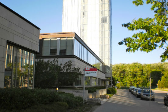 Parceria entre Estados Unidos e Canadá, o programa Kellogg-Schulich está em 5º lugar na lista daThe Economist. Seus alunos receberam um aumento de 38,6% no salário um ano após o curso e, além disso, 81% deles abriram um novo negócio ou foram promovidos em seus empregos. (Imagem: Wikimedia Commons/Overleveraged) Parceria entre Estados Unidos e Canadá, o programa Kellogg-Schulich está em 5º lugar na lista daThe Economist. Seus alunos receberam um aumento de 38,6% no salário um ano após o curso e, além disso, 81% deles abriram um novo negócio ou foram promovidos em seus empregos. (Imagem: Wikimedia Commons/Overleveraged)