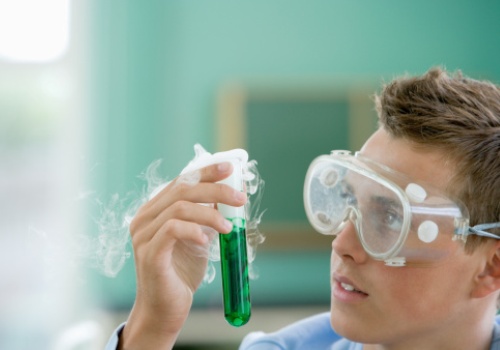rapaz-experiencia-quimica.jpg
