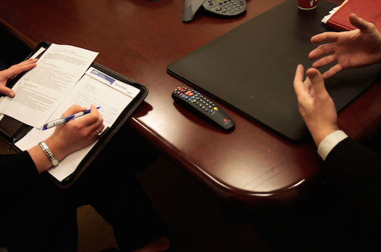 O profissional de RP faz a ponte entre a empresa e funcionários, clientes e imprensa. Para isso, é preciso saber se comunicar com clareza e consistência, além de criar estratégicas para lidar com situações de crise ou de promoção da empresa. (Foto: Getty Images) O profissional de RP faz a ponte entre a empresa e funcionários, clientes e imprensa. Para isso, é preciso saber se comunicar com clareza e consistência, além de criar estratégicas para lidar com situações de crise ou de promoção da empresa. (Foto: Getty Images)