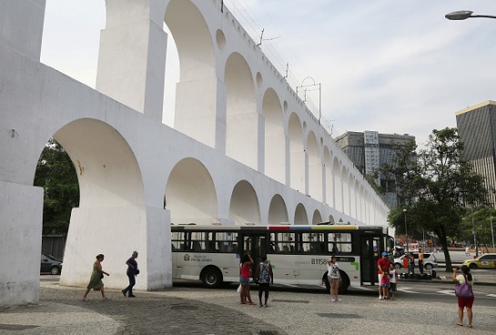 Durante a estadia da realeza, o Banco do Brasil e o jornal Gazeta do Rio de Janeiro foram criados. A Capitania tornou-se também um pólo cultural. Os avanços perdurariam até o fim do império. (Imagem: Getty Images)