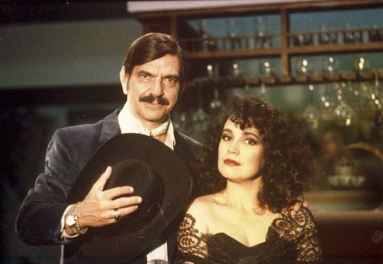 <strong>Roque Santeiro (1985). </strong>Inspirada em uma peça teatral de esquerda de Dias Gomes, Roque Santeiro teve 30 capítulos censurados em 1975. 10 anos mais tarde, se tornou sucesso absoluto na televisão brasileira. A cidade de Asa Branca, cenário da trama, era uma paródia sobre o Brasil, mostrando como misticismo, religião e política acabam se misturando. <strong>Roque Santeiro (1985). </strong>Inspirada em uma peça teatral de esquerda de Dias Gomes, Roque Santeiro teve 30 capítulos censurados em 1975. 10 anos mais tarde, se tornou sucesso absoluto na televisão brasileira. A cidade de Asa Branca, cenário da trama, era uma paródia sobre o Brasil, mostrando como misticismo, religião e política acabam se misturando.