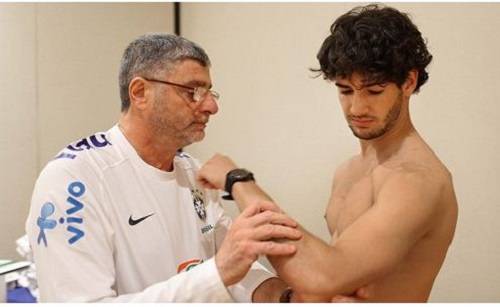 Numa Copa do Mundo, o m&eacute;dico da sele&ccedil;&atilde;o pode ser t&atilde;o importante quando o artilheiro da equipe. Jos&eacute; Luiz Runco (foto) &eacute; o melhor exemplo: &eacute; chefe da equipe m&eacute;dica da sele&ccedil;&atilde;o desde 1998. (Foto: Ricardo Stuckert / CBF)