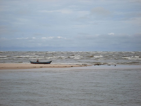 O rio São Francisco - ou, para os íntimos - Velho Chico, nasce na Serra da Canastra, em Minas Gerais. A bacia dele ocupa uma área de quase 8% do território brasileiro, passando também pela Bahia, Pernambuco, Alagoas e Sergipe. O rio São Francisco é navegável em quase 2 mil quilômetros. (Foto: Wikimedia Commons) O rio São Francisco - ou, para os íntimos - Velho Chico, nasce na Serra da Canastra, em Minas Gerais. A bacia dele ocupa uma área de quase 8% do território brasileiro, passando também pela Bahia, Pernambuco, Alagoas e Sergipe. O rio São Francisco é navegável em quase 2 mil quilômetros. (Foto: Wikimedia Commons)