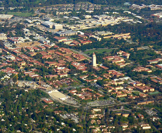 Situada na região do Vale do Silício, Stanford impressiona pelos números; nas listas de chamada da universidade, estiveram os nomes dos fundadores do Google e da Nike, além de 54 prêmios Nobel, cerca de 30 bilionários e 17 astronautas. Estima-se que a renda gerada pelos estudantes da instituição é de cerca de 2,7 trilhões de dólares por ano, que equivaleria à décima economia do mundo. Desde a volta das Olimpíadas no mundo moderno, os esportistas de Stanford garantem pelo menos uma medalha na competição.