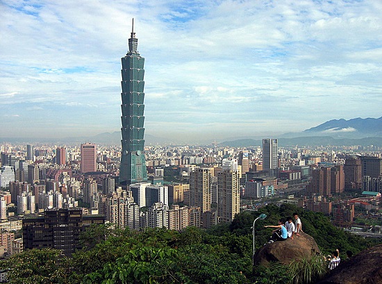 Como consequência, os opositores do regime comunista fugiram para Taiwan, onde fundaram a República da China. Até 1971 Taiwan era reconhecida pela ONU como o governo oficial da China, não o governo comunista da China continental. (Fotos: Wikimedia Commons)