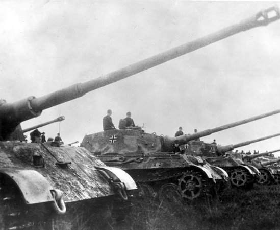 Durante os primeiros anos da guerra, o avanço nas trincheiras era quase nulo devido ao uso de metralhadora, que poderiam abater inimigos a longas distâncias. O uso dos tanques foi introduzido em 1916 e mudou esse cenário. Eles podiam facilmente abrir caminho para a infantaria. (Foto: Creative Commons) Durante os primeiros anos da guerra, o avanço nas trincheiras era quase nulo devido ao uso de metralhadora, que poderiam abater inimigos a longas distâncias. O uso dos tanques foi introduzido em 1916 e mudou esse cenário. Eles podiam facilmente abrir caminho para a infantaria. (Foto: Creative Commons)
