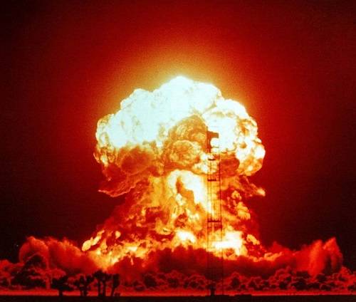 Corrida armamentista - O per&iacute;odo foi marcado pelas duas grandes superpot&ecirc;ncias, Estados Unidos e Uni&atilde;o Sovi&eacute;tica, se armando sob a alega&ccedil;&atilde;o de defesa.&nbsp;