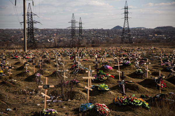 Em março de 2014, um referendo realizado na Crimeia, região no sudeste da Ucrânia, teve mais de 95% dos votos pela separação do país e anexação à Rússia. Como consequência, o parlamento local da Crimeia foi tomado por um comando pró-Rússia, que nomeou um novo premiê. O governo é considerado ilegítimo pela Ucrânia e seus aliados. Conflitos armados entre grupos pró-russos e ucranianos continuam, especialmente na região leste do país. Veja como a vida e a paisagem nessas áreas foram afetadas. Em março de 2014, um referendo realizado na Crimeia, região no sudeste da Ucrânia, teve mais de 95% dos votos pela separação do país e anexação à Rússia. Como consequência, o parlamento local da Crimeia foi tomado por um comando pró-Rússia, que nomeou um novo premiê. O governo é considerado ilegítimo pela Ucrânia e seus aliados. Conflitos armados entre grupos pró-russos e ucranianos continuam, especialmente na região leste do país. Veja como a vida e a paisagem nessas áreas foram afetadas.