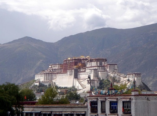 Já o Tibete, na região do Himalaia, foi invadido pela China na década de 50. Desde então os tibetanos protestam de forma constante - e são reprimidos violentamente. O Dalai Lama, líder espiritual dos tibetanos, fugiu para o norte da Índia junto com muitos refugiados, que estabeleceram lá o Governo Tibetano no Exílio. (Foto: Wikimedia Commons) Já o Tibete, na região do Himalaia, foi invadido pela China na década de 50. Desde então os tibetanos protestam de forma constante - e são reprimidos violentamente. O Dalai Lama, líder espiritual dos tibetanos, fugiu para o norte da Índia junto com muitos refugiados, que estabeleceram lá o Governo Tibetano no Exílio. (Foto: Wikimedia Commons)