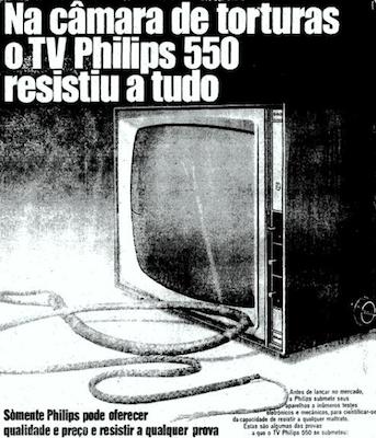 O Governo Militar também utilizava os meios de comunicação a seu favor. O lema do período era Brasil: ame-o ou deixe-o. O que vemos na foto, no entanto, é a Phillips que utiliza o regime para promover seu produto, de forma bastante politicamente incorreta. O Governo Militar também utilizava os meios de comunicação a seu favor. O lema do período era Brasil: ame-o ou deixe-o. O que vemos na foto, no entanto, é a Phillips que utiliza o regime para promover seu produto, de forma bastante politicamente incorreta.