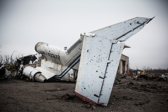 Aviões comerciais destruídos no aeroporto de Donetsk, na Ucrânia. O aeroporto tem sido um dos pedaços de terra mais fortemente disputados entre o exército ucraniano e os rebeldes pró-russos. (Foto: Andrew Burton / Getty Images) Aviões comerciais destruídos no aeroporto de Donetsk, na Ucrânia. O aeroporto tem sido um dos pedaços de terra mais fortemente disputados entre o exército ucraniano e os rebeldes pró-russos. (Foto: Andrew Burton / Getty Images)
