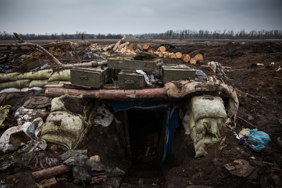 Equipamento militar destruído em um campo de batalha entrincheirado onde o exército ucraniano foi derrotado por rebeldes pró-russos. (Foto: Andrew Burton / Getty Images) Equipamento militar destruído em um campo de batalha entrincheirado onde o exército ucraniano foi derrotado por rebeldes pró-russos. (Foto: Andrew Burton / Getty Images)