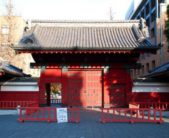 Esta faculdade conta com cinco campi espalhados pela cidade de Tóquio, e é considerada a mais renomada universidade do Japão. Em 1923, um terremoto destruiu cerca de 700 mil exemplares de livros da maior biblioteca da universidade. Entre as figuras notáveis que frequentaram a instituição, estão sete vencedores do prêmio Nobel e quinze primeiros-ministros japoneses. Foto: Wikipedia