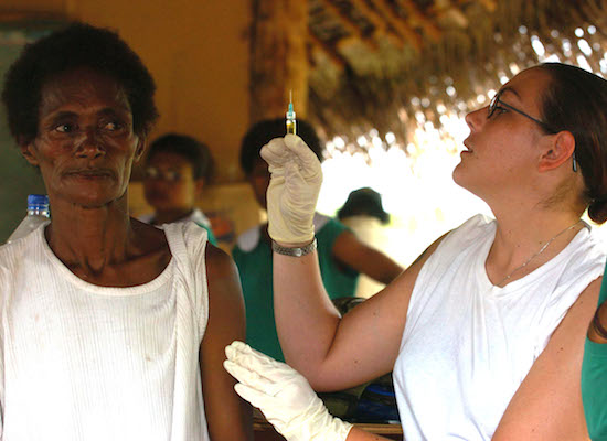 Já as vacinas são produzidas com componentes dos microorganismos que causam doenças ou com versões enfraquecias ou mortas dos mesmos. (Foto: Creative Commons) Já as vacinas são produzidas com componentes dos microorganismos que causam doenças ou com versões enfraquecias ou mortas dos mesmos. (Foto: Creative Commons)