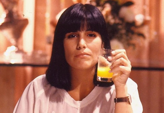 <strong>Vale Tudo (1988). </strong>A novela abordou a falta de ética e a desonestidade que muitas vezes parecem intricadas na cultura brasileira. No primeiro capítulo, Maria de Fátima (Glória Pires), vende a casa da mãe (Regina Duarte) e a deixa na miséria. Essa também foi a primeira vez que a homofobia da sociedade brasileira ficou escancarada em horário nobre. Diálogos e cenas do casal lésbico Cecília e Laís foram vetadas pela censura. Já outras, que previam demonstrar mais intimidade entre as personagens, sequer foram gravadas. Cecília morre antes do fim da trama. <strong>Vale Tudo (1988). </strong>A novela abordou a falta de ética e a desonestidade que muitas vezes parecem intricadas na cultura brasileira. No primeiro capítulo, Maria de Fátima (Glória Pires), vende a casa da mãe (Regina Duarte) e a deixa na miséria. Essa também foi a primeira vez que a homofobia da sociedade brasileira ficou escancarada em horário nobre. Diálogos e cenas do casal lésbico Cecília e Laís foram vetadas pela censura. Já outras, que previam demonstrar mais intimidade entre as personagens, sequer foram gravadas. Cecília morre antes do fim da trama.