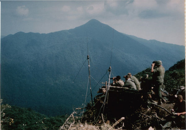 A Guerra do Vietnã é considerada o grande fracasso militar dos Estados Unidos. Em 1954, o país enviou tropas para ajudar os exércitos do sul, capitalistas, a combateram o norte, comunista. As tropas permaneceram lá até 1973, com a rendição do sul. A Guerra do Vietnã é considerada o grande fracasso militar dos Estados Unidos. Em 1954, o país enviou tropas para ajudar os exércitos do sul, capitalistas, a combateram o norte, comunista. As tropas permaneceram lá até 1973, com a rendição do sul.
