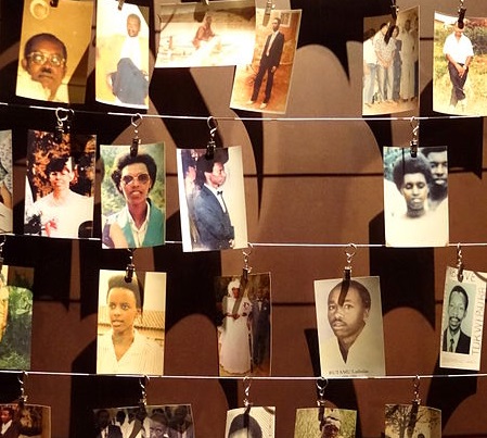 Há 20 anos ocorreu o genocídio de Ruanda, quando hutus exterminaram tutsis (e centenas de hutus que não toparam participar da barbárie). Em 100 dias de massacre, 800 mil pessoas foram mortas, a maioria a golpes de facão. A ONU e os países desenvolvidos nada fizeram para impedir o massacre. (Foto: Wikimedia Commons) Há 20 anos ocorreu o genocídio de Ruanda, quando hutus exterminaram tutsis (e centenas de hutus que não toparam participar da barbárie). Em 100 dias de massacre, 800 mil pessoas foram mortas, a maioria a golpes de facão. A ONU e os países desenvolvidos nada fizeram para impedir o massacre. (Foto: Wikimedia Commons)
