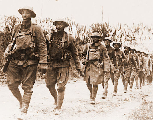 Os Estados Unidos entraram na Primeira Guerra Mundial em abril de 1917, após terem alguns navios afundados. Milhares de soldados foram enviados em apoio às tropas britânicas e francesas. Após a vitória dos aliados, o país se consolidou como liderança mundial. (Foto: Wikimedia Commons) Os Estados Unidos entraram na Primeira Guerra Mundial em abril de 1917, após terem alguns navios afundados. Milhares de soldados foram enviados em apoio às tropas britânicas e francesas. Após a vitória dos aliados, o país se consolidou como liderança mundial. (Foto: Wikimedia Commons)