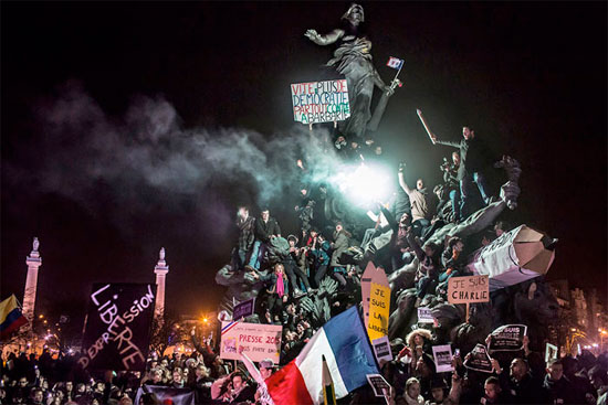 Manifestantes em torno da escultura O Triunfo da República, em Paris, protestam contra o terrorismo após os atentados contra o jornal satírico Charlie Hebdo em janeiro de 2015 (Crédito foto: Corentin Fohlen/World Press Photo 2016). Manifestantes em torno da escultura O Triunfo da República, em Paris, protestam contra o terrorismo após os atentados contra o jornal satírico Charlie Hebdo em janeiro de 2015 (Crédito foto: Corentin Fohlen/World Press Photo 2016).