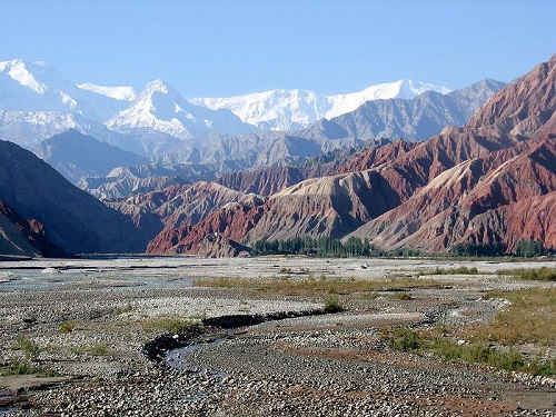 A China enfrenta movimentos separatistas em duas regiões autônomas, Tibete e Xinjiang (foto). A última fica próxima à fronteira com Paquistão. A população dessa parte do país tem outra cultura e religião, por isso se sente mais ligada aos países vizinhos. (Foto: Wikimedia Commons) A China enfrenta movimentos separatistas em duas regiões autônomas, Tibete e Xinjiang (foto). A última fica próxima à fronteira com Paquistão. A população dessa parte do país tem outra cultura e religião, por isso se sente mais ligada aos países vizinhos. (Foto: Wikimedia Commons)
