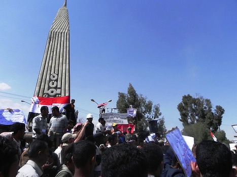A revolução que derrubou o presidente Ali Abdullah Saleh do poder no Iémen aconteceu depois da revolta na Tunísia e ao mesmo tempo que os protestos no Egito. Abdullah Saleh transferiu o poder para o vice-presidente do país após 33 anos de governo. A revolução que derrubou o presidente Ali Abdullah Saleh do poder no Iémen aconteceu depois da revolta na Tunísia e ao mesmo tempo que os protestos no Egito. Abdullah Saleh transferiu o poder para o vice-presidente do país após 33 anos de governo.