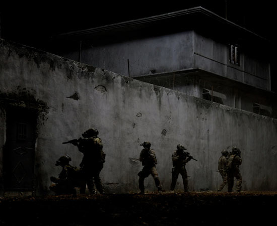 O filme é uma dramatização da operação norte-americana que encontrou e matou Osama bin Laden , líder da al-Qaeda, a organização terrorista responsável pelos ataques de 11 de setembro nos Estados Unidos. O saudita foi morto em 1º de maio de 2011, depois de quase 10 anos de busca pelo seu paradeiro. É dirigido pela cineasta Kathryn Bigelow, mesma diretora de -Guerra ao Terror- (ganhador de Melhor Oscar em 2010). -Zero Dark Thirdy- foi indicado a cinco prêmios Oscar, incluindo o de Melhor Filme, Melhor Atriz (Jessica Chastain) e Melhor Roteiro Original. ESTUDE: QUESTÃO TERRORISTA, GUERRA DO AFEGANISTÃO, ERA BUSH, CONFLITOS NO ORIENTE MÉDIO. (imagem: reprodução) O filme é uma dramatização da operação norte-americana que encontrou e matou Osama bin Laden , líder da al-Qaeda, a organização terrorista responsável pelos ataques de 11 de setembro nos Estados Unidos. O saudita foi morto em 1º de maio de 2011, depois de quase 10 anos de busca pelo seu paradeiro. É dirigido pela cineasta Kathryn Bigelow, mesma diretora de -Guerra ao Terror- (ganhador de Melhor Oscar em 2010). -Zero Dark Thirdy- foi indicado a cinco prêmios Oscar, incluindo o de Melhor Filme, Melhor Atriz (Jessica Chastain) e Melhor Roteiro Original. ESTUDE: QUESTÃO TERRORISTA, GUERRA DO AFEGANISTÃO, ERA BUSH, CONFLITOS NO ORIENTE MÉDIO. (imagem: reprodução)