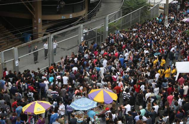 Estudantes aguardam para realizar a prova do ENEM, em S&atilde;o Paulo (Ricardo Matsukawa/VEJA.com)