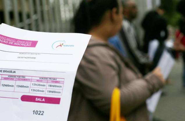 Estudantes aguardam para realizar a prova do ENEM, em S&atilde;o Paulo (Ricardo Matsukawa/VEJA.com)