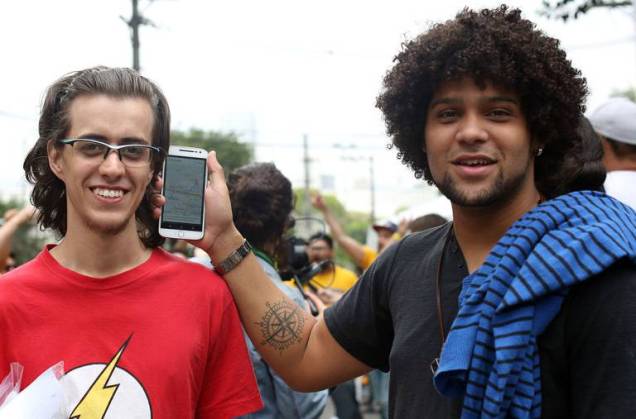 Estudantes aguardam para realizar a prova do Enem, em S&atilde;o Paulo (Ricardo Matsukawa/VEJA.com)