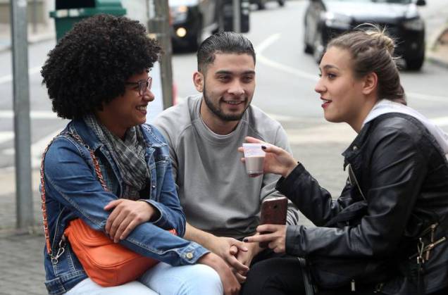 Estudantes aguardam para realizar a prova do ENEM, em S&atilde;o Paulo (Ricardo Matsukawa/VEJA.com)