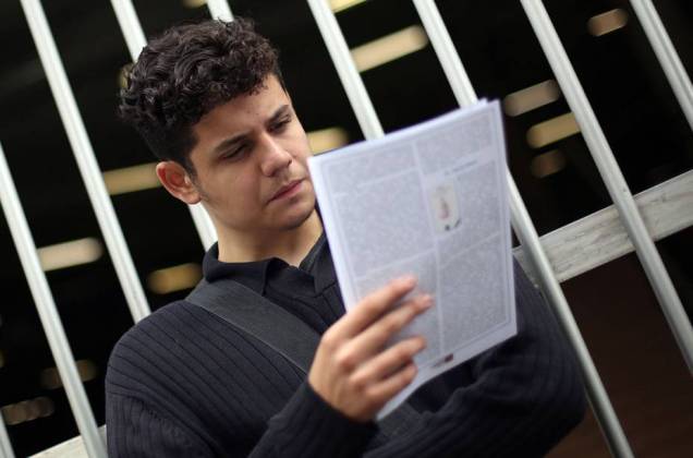 Estudantes aguardam para realizar a prova do ENEM, em S&atilde;o Paulo (Ricardo Matsukawa/VEJA.com)
