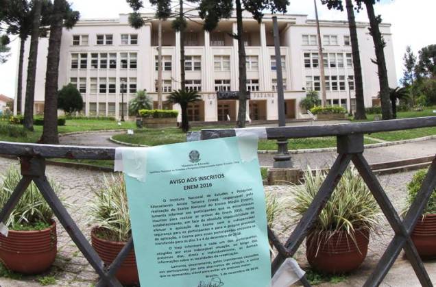 Comunicado avisa que os inscritos no Enem 2016 que fariam as provas neste s&aacute;bado (05) no Col&eacute;gio Estadual do Paran&aacute; ter&atilde;o que realizar as provas em dezembro devido a ocupa&ccedil;&atilde;o na escola, em Curitiba (Vagner Ros&aacute;rio/VEJA.com)