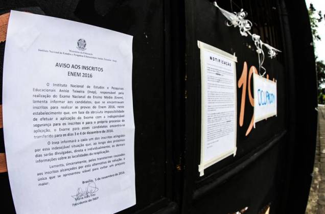 Comunicados avisa que os inscritos no Enem 2016 que fariam as provas neste s&aacute;bado (05) no Col&eacute;gio Estadual Leoncio Corr&ecirc;a em Curitiba, ter&atilde;o que realizar as provas em dezembro devido a ocupa&ccedil;&atilde;o na escola (Vagner Ros&aacute;rio/VEJA.com)