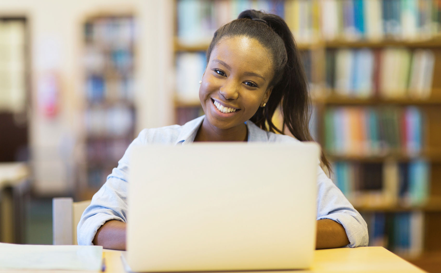 menina-computador-biblioteca