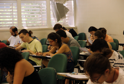 candidatos fazem prova em sala de aula